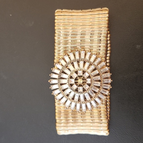 Elegant Gold Bracelet with Crystal Accents - Picture 7 of 8